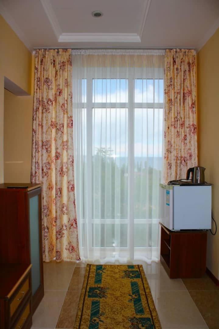 Tri Korony Hotel Cholponata Buitenkant foto