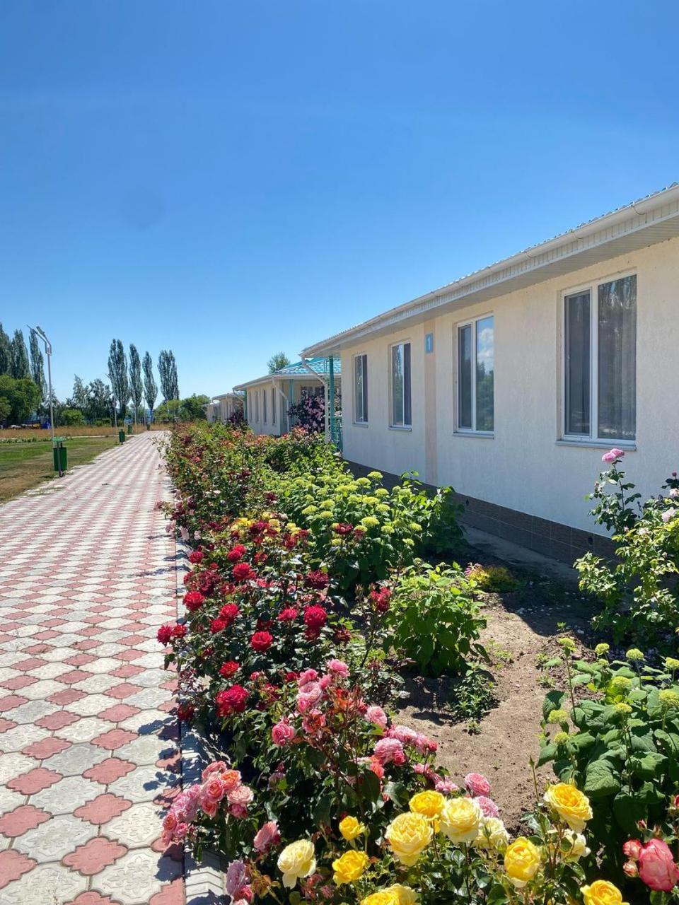 Tri Korony Hotel Cholponata Buitenkant foto