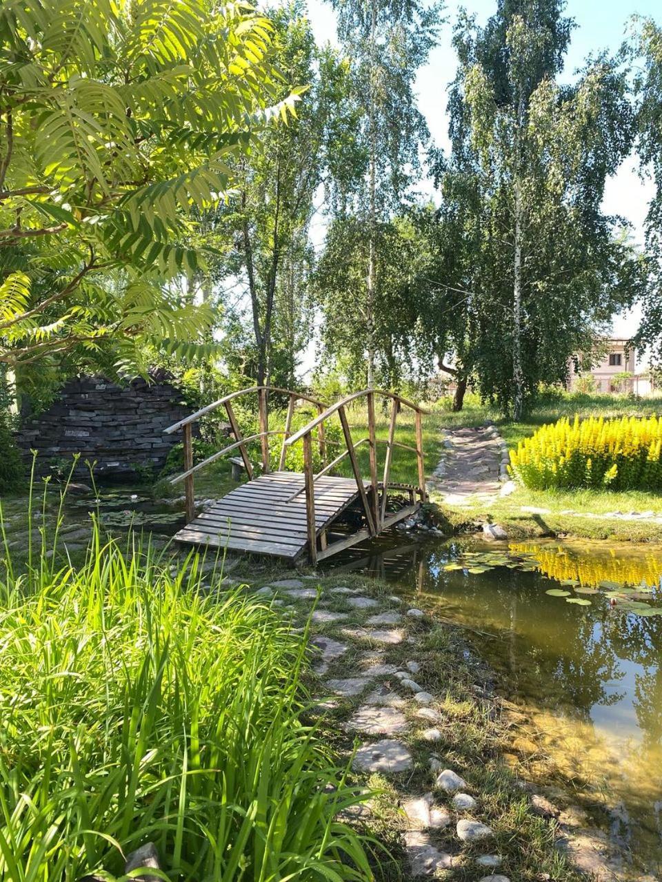 Tri Korony Hotel Cholponata Buitenkant foto