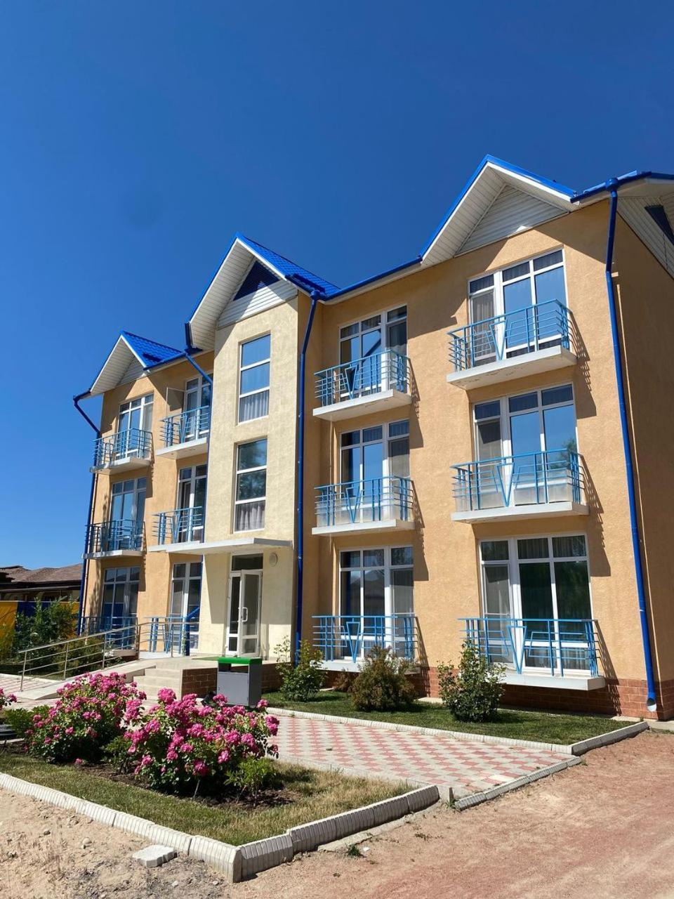 Tri Korony Hotel Cholponata Buitenkant foto