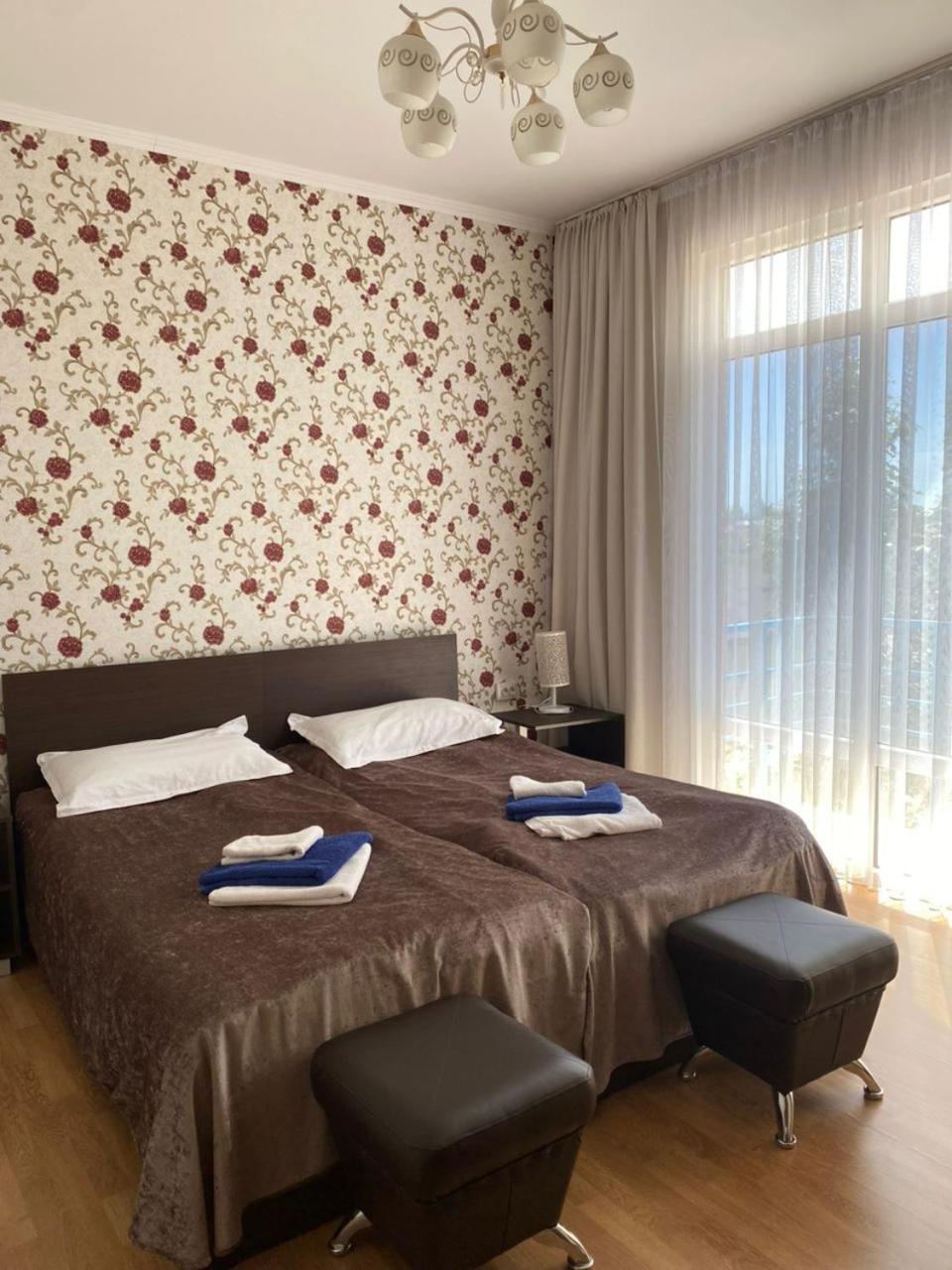 Tri Korony Hotel Cholponata Buitenkant foto