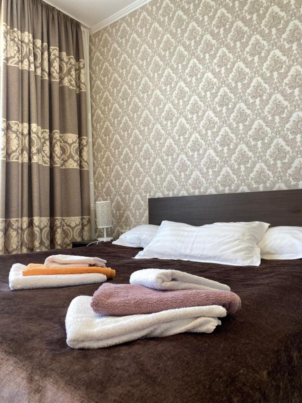 Tri Korony Hotel Cholponata Buitenkant foto