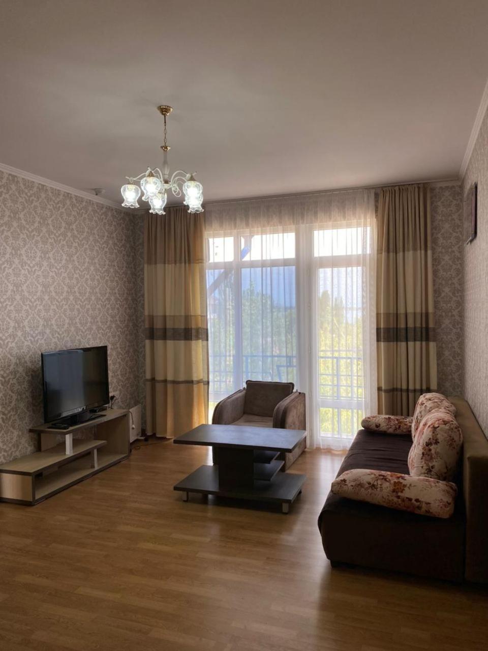 Tri Korony Hotel Cholponata Buitenkant foto