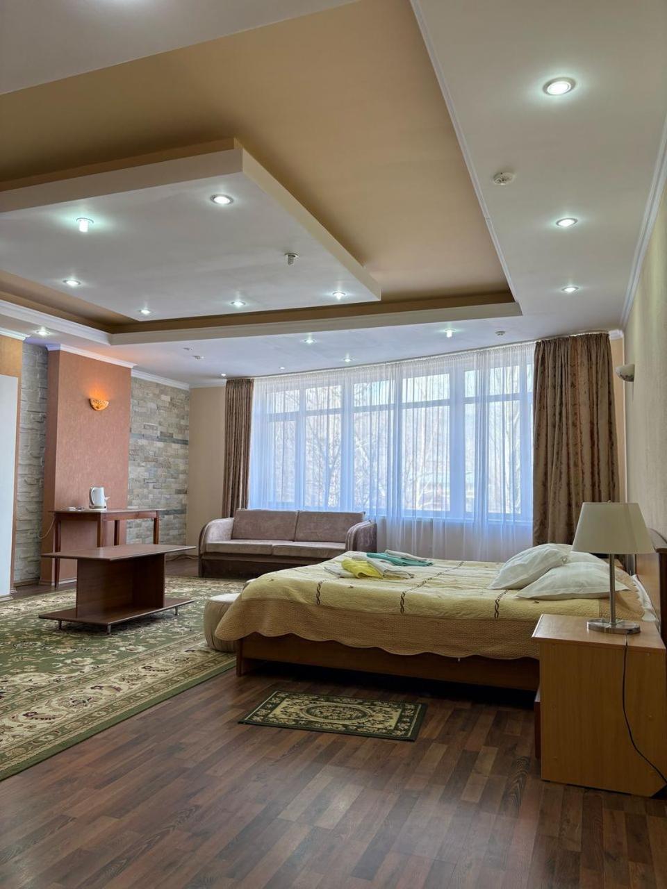 Tri Korony Hotel Cholponata Buitenkant foto