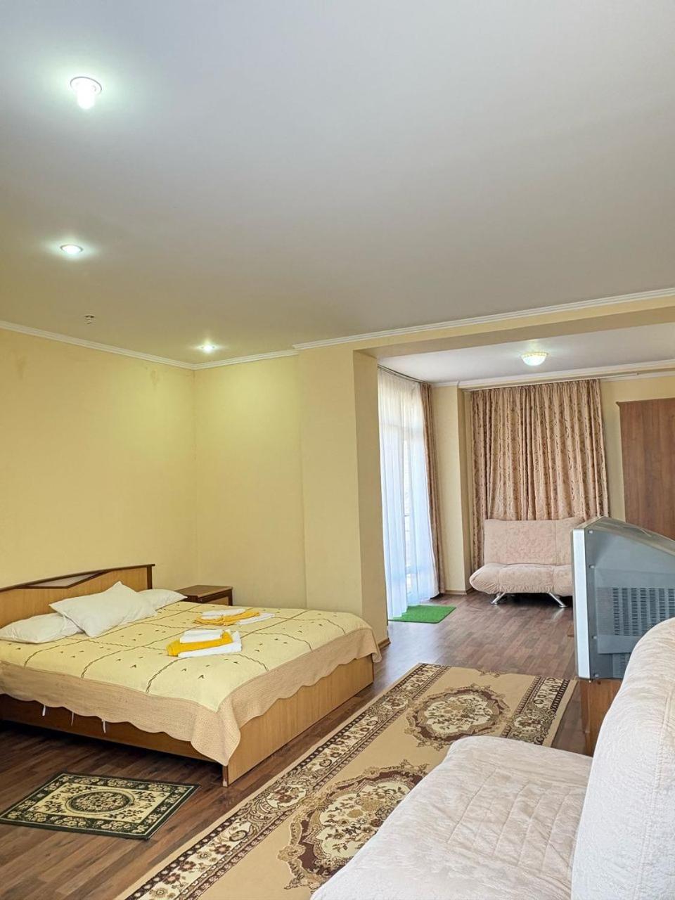 Tri Korony Hotel Cholponata Buitenkant foto
