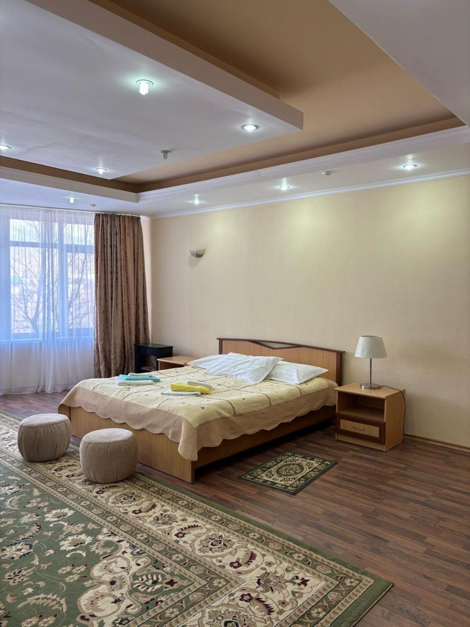 Tri Korony Hotel Cholponata Buitenkant foto