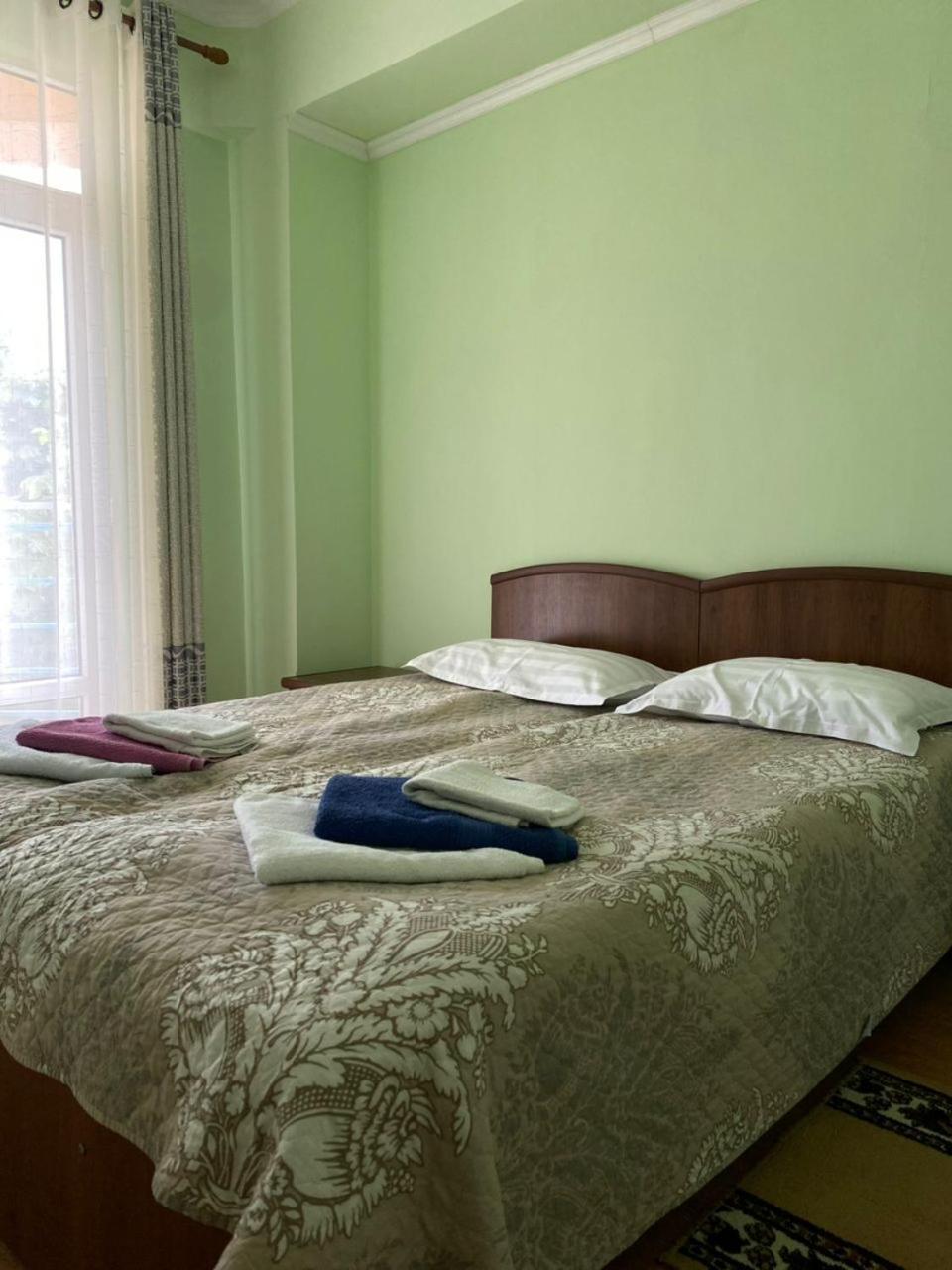Tri Korony Hotel Cholponata Buitenkant foto