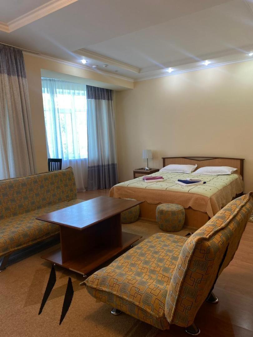 Tri Korony Hotel Cholponata Buitenkant foto