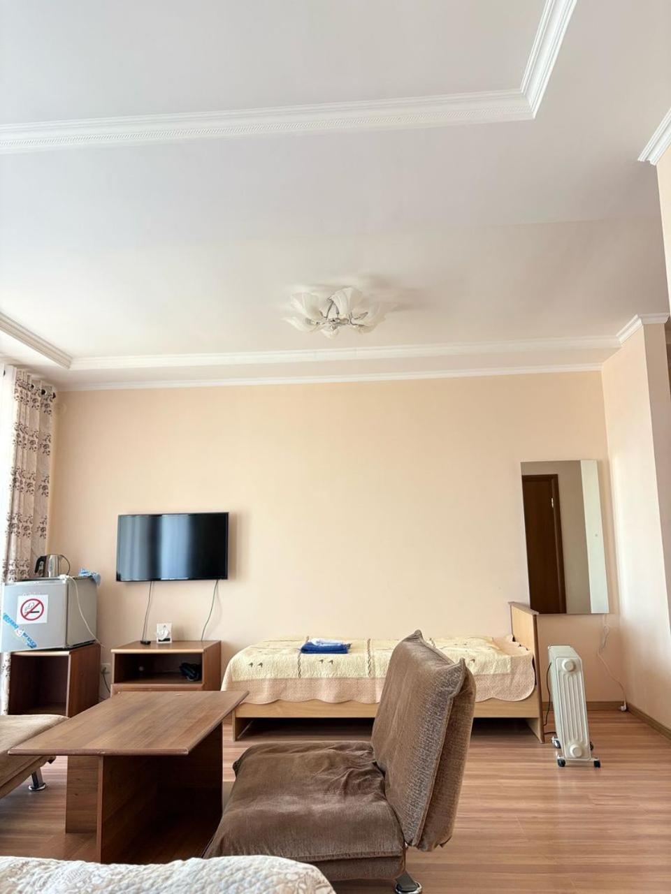 Tri Korony Hotel Cholponata Buitenkant foto