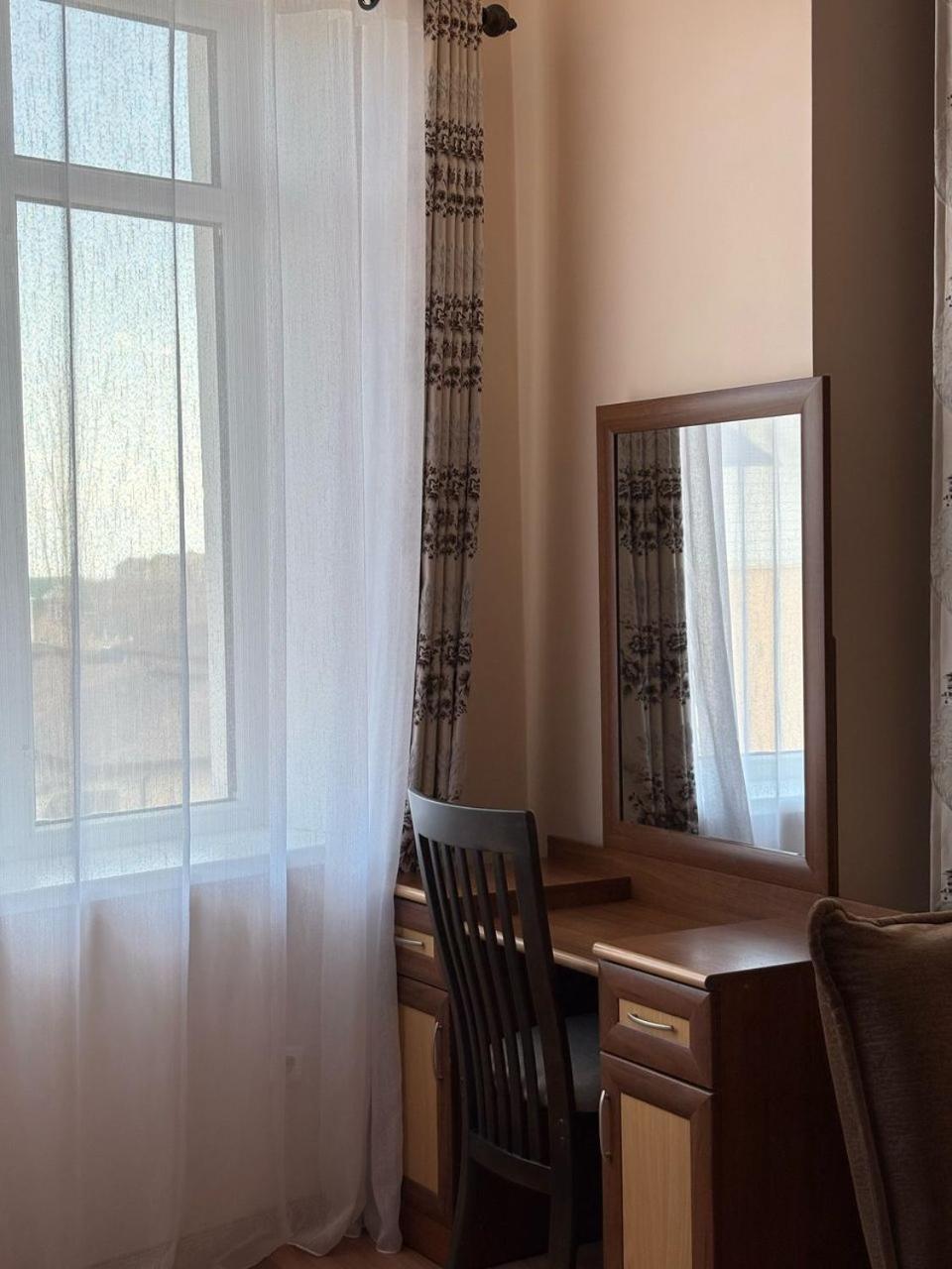 Tri Korony Hotel Cholponata Buitenkant foto