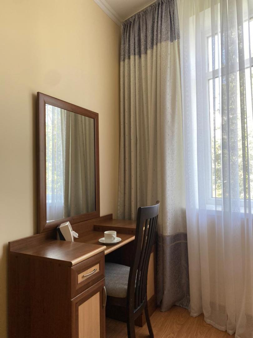 Tri Korony Hotel Cholponata Buitenkant foto
