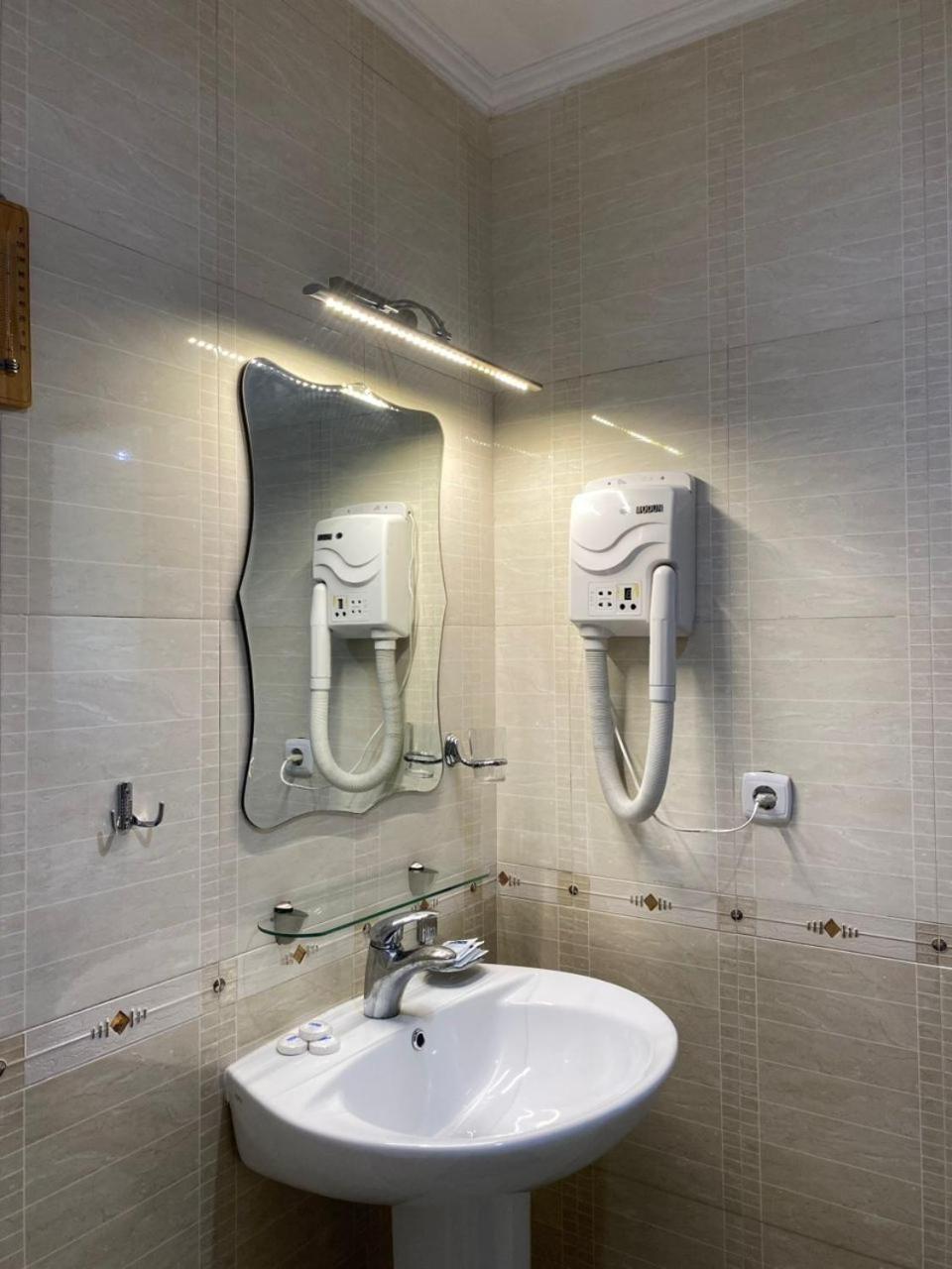 Tri Korony Hotel Cholponata Buitenkant foto