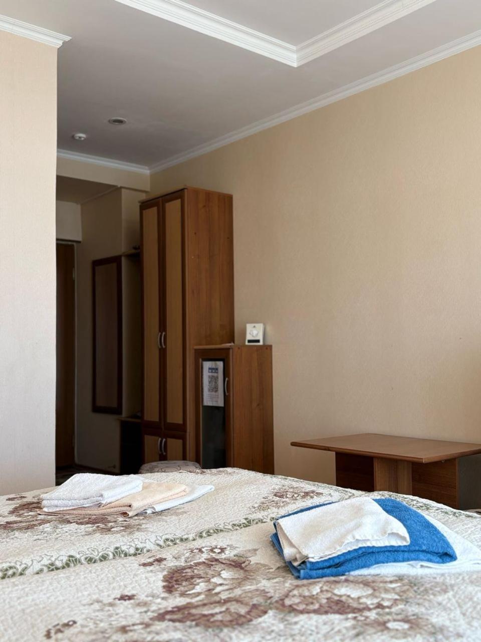 Tri Korony Hotel Cholponata Buitenkant foto