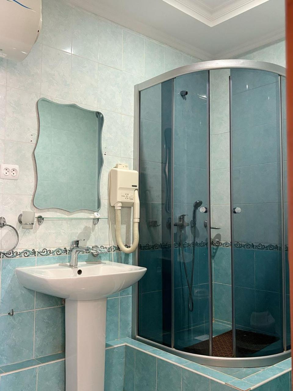 Tri Korony Hotel Cholponata Buitenkant foto