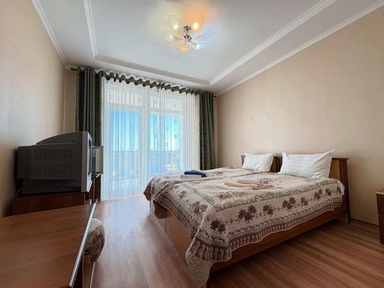 Tri Korony Hotel Cholponata Buitenkant foto