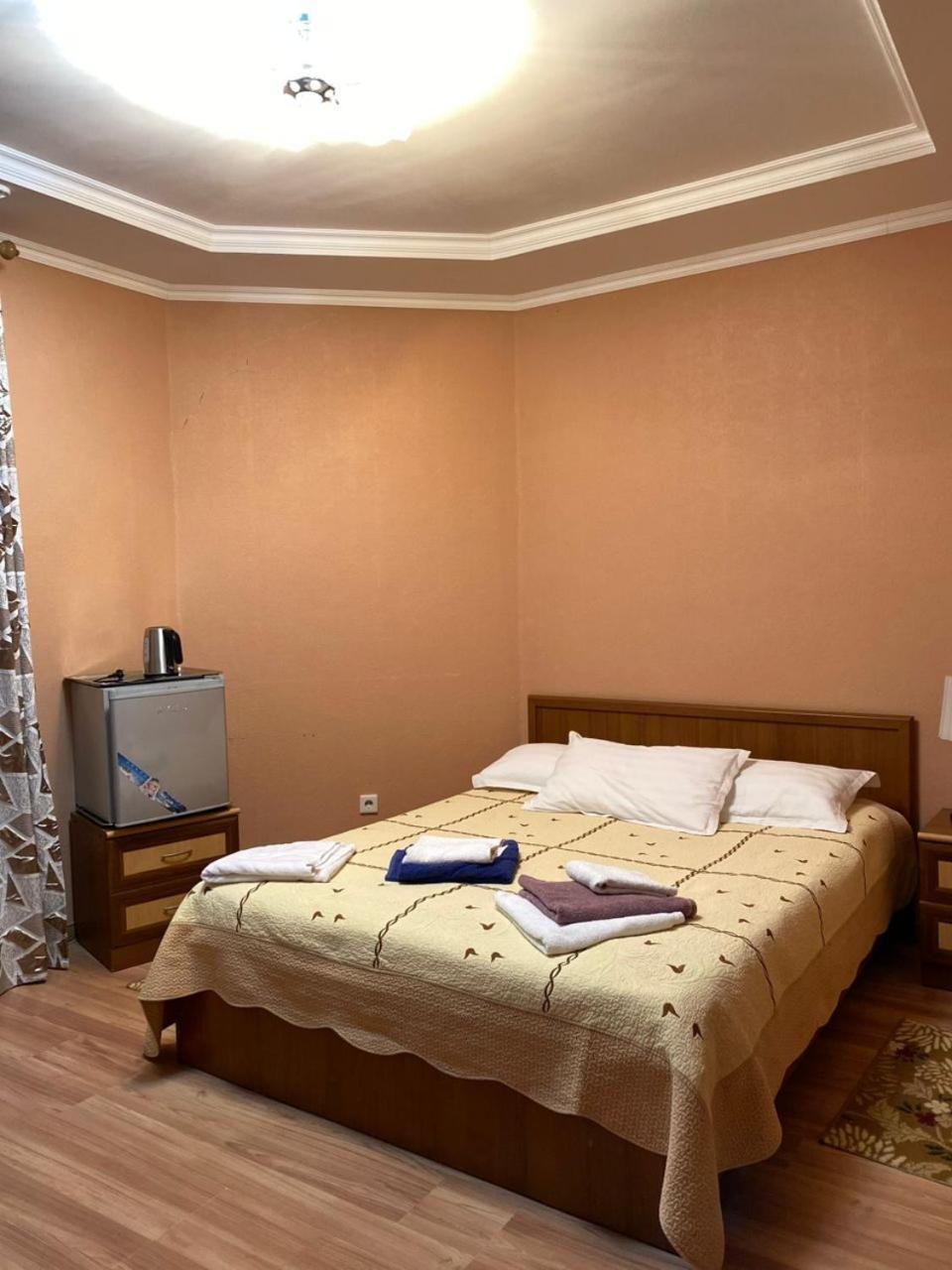 Tri Korony Hotel Cholponata Buitenkant foto